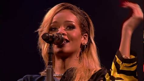 Rihanna the best live performance ever! - YouTube