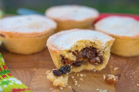 MINCE PIES With a Sweet Short Crust Pastry - Steve's Kitchen