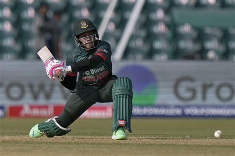 Mushfiqur Rahim prepares to sweep | ESPNcricinfo.com