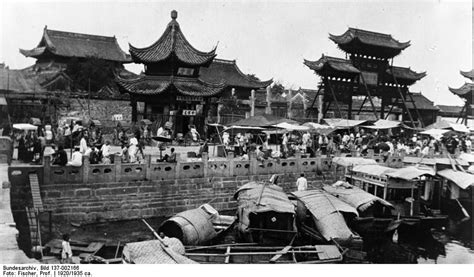 File:Bundesarchiv Bild 137-002166, China, Nanking, Hauptstraße.jpg - Wikimedia Commons