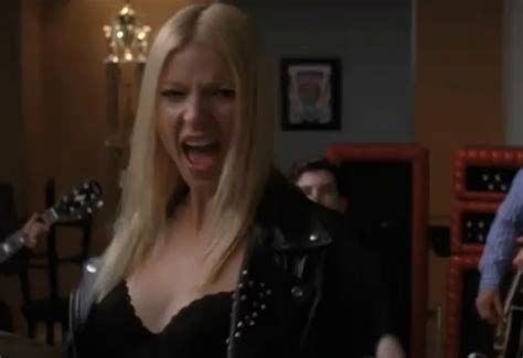 Gwyneth Paltrow Wears Leather, Attempts To Dance Sexily On ‘Glee’ | Idolator