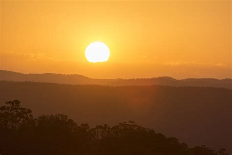 How location of sunrise and sunset changes throughout the year – Monash ...