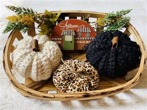 Easy Crochet Pumpkins // Free Pattern // Fresh Knack