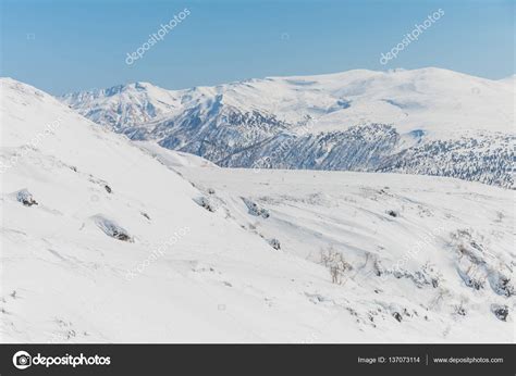 Snowy mountains in Japan — Stock Photo © Navapon #137073114