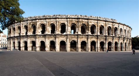 Les arènes de Nîmes; amphithéâtre romain pouvant acceuillir jusqu'à 25 000 spectateurs, bâtit ...