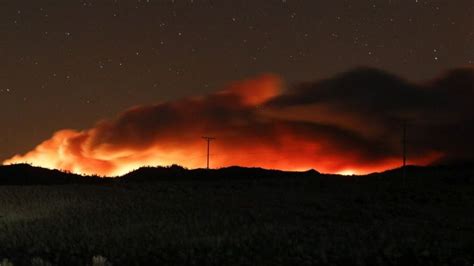 California fires: What happens when fire clouds form above wildfires? - BBC News