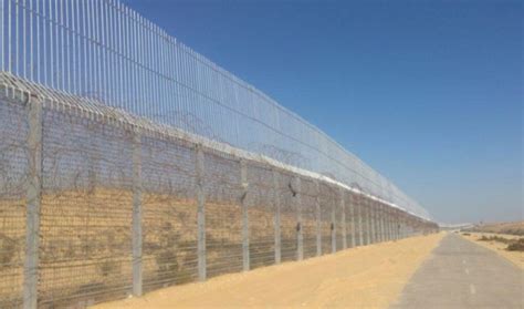 Israel completes heightened Egypt border fence - Israel News - The ...