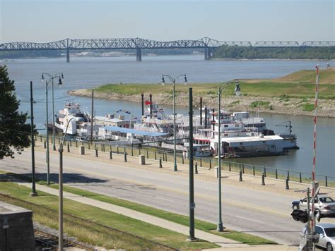 File:Steamboats at Memphis Landing Memphis TN 01.jpg - Wikipedia