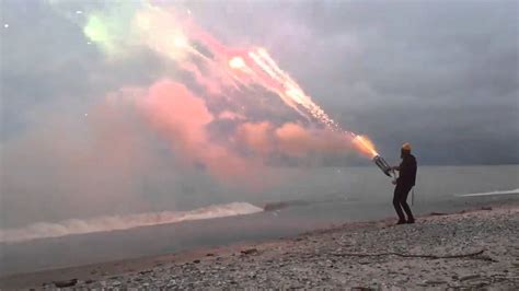 Malucos fazem incrível metralhadora de fogos de artifício