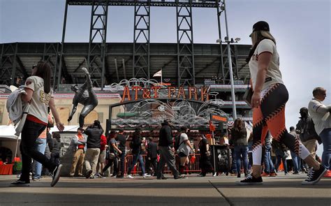 Giants Opening Day tickets selling for deep discounts on secondary market