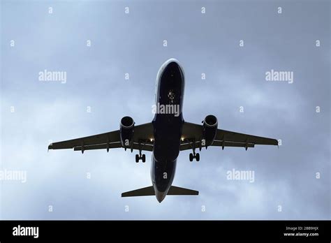 Commercial Plane Landing Stock Photo - Alamy