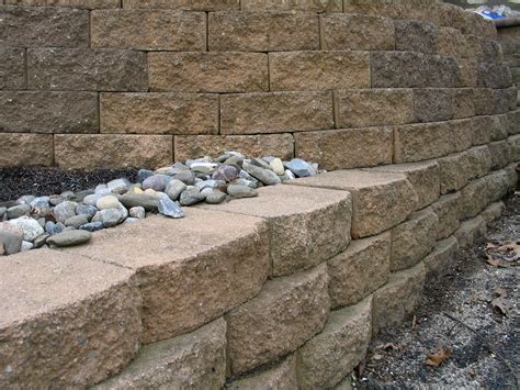 Photo gallery and step by step advice on how to install a short, concrete retaining wall with ...