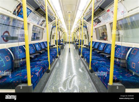 Corridor inside london underground tube hi-res stock photography and ...