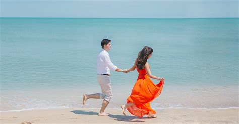 Homme Et Femme Se Promène Au Bord De La Mer Verte · Photo gratuite