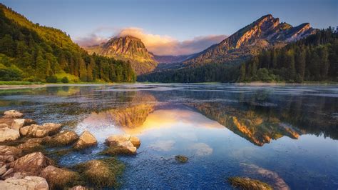 Lake Obersee under sunlight, Näfels, Mount Brunnelistock, Swiss Alps ...