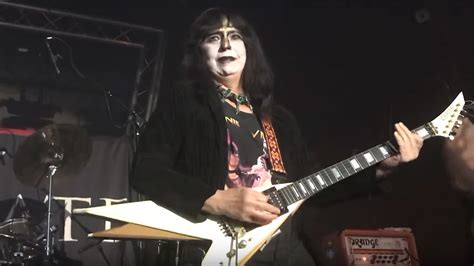 Vinnie Vincent returns to the stage for the first time in 30 years to rip through Kiss classics ...