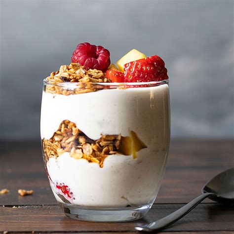 Yogurt parfait recipe with honey and fruits