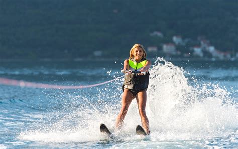 Cours de ski nautique sur le lac d'Annecy à partir de 50 € - CheckYeti