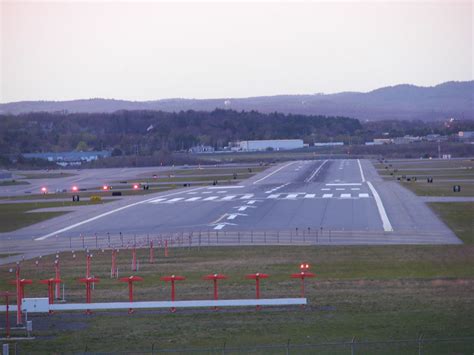 MHT Airport Runway | MHT Airport runway in Manchester, NH | Arrow712 | Flickr