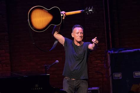 Bruce Springsteen attends Astros-Phillies World Series Game 4 (PHOTOS ...