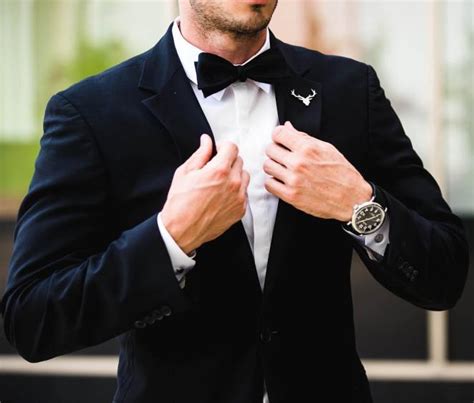 5 Must Have Suit Accessories for Every Man