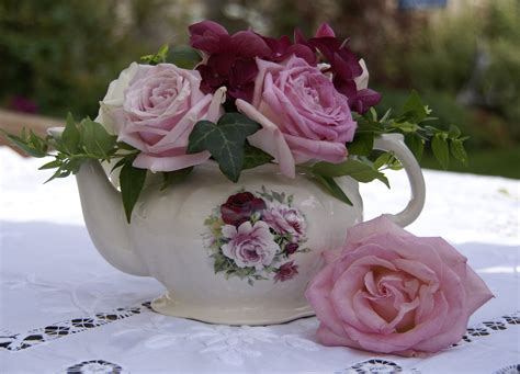 Vintage teapot with garden roses | Flower pots, Tea pots vintage, Tea pots