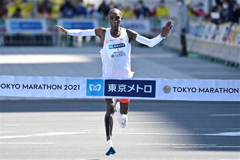 Eliud Kipchoge Breaks Tokyo Marathon Record en Route to Victory | JAPAN Forward