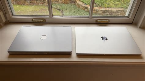 A Look at the 2001 Titanium PowerBook G4 and 2021 MacBook Pro M1 Max ...