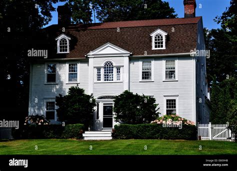 Colonial home, 18th century hi-res stock photography and images - Alamy