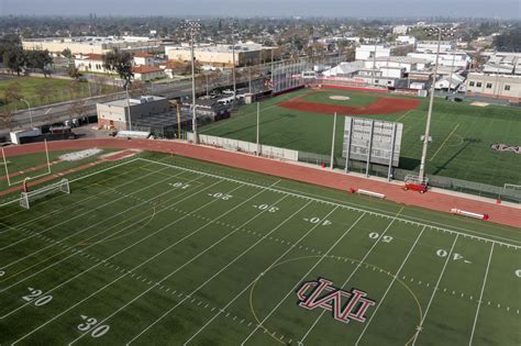 Mater Dei High School closes campus after credible threat - CBS Los Angeles