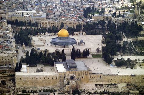 Aerial view of the Temple Mount with the Dome of the Rock and the Al-Aqsa… | Temple mount, Dome ...