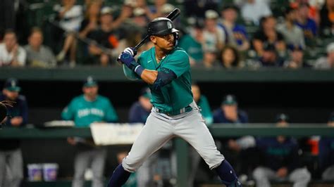 Mariners score 7 in the 8th to cap a 13-1 win over the Orioles