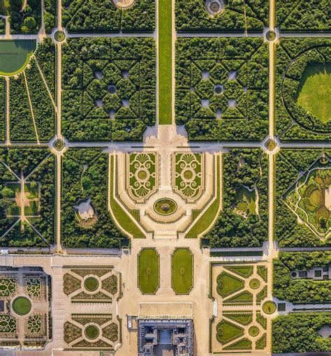 #PalaceDay #Jardins Les jardins de Versailles cachent la silhouette d’un célèbre personnages de ...