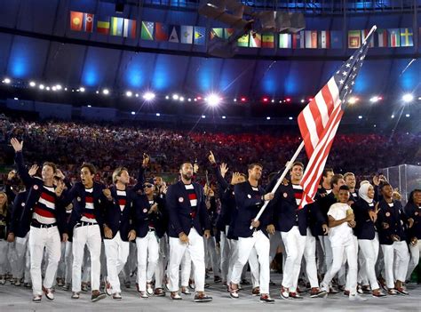 Michael Phelps Carries the American Flag as He Leads Team USA Into Rio ...