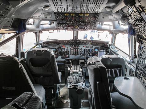 Cockpit of an E-3A Sentry [Luftwaffe, lent to NATO] : r/aviation