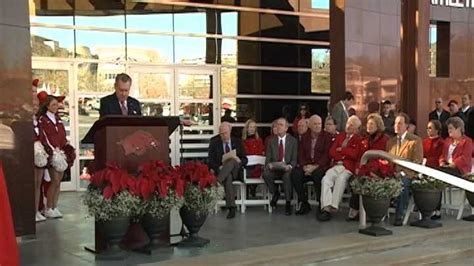 Frank Broyles statue dedicated Friday at athletic center