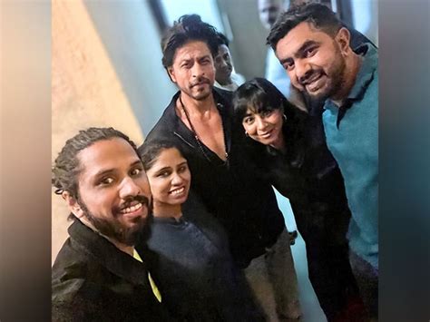 SRK poses with 'Chaleya' singer Shilpa Rao at 'Jawan' screening, check ...