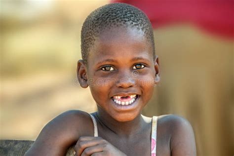 Enfant africain souriant photo stock. Image du fille - 161545612