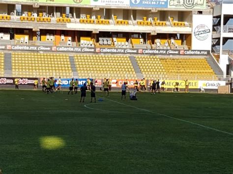 "Maradona pisa el césped del estadio Banorte en su primer entrenamiento con Dorados"