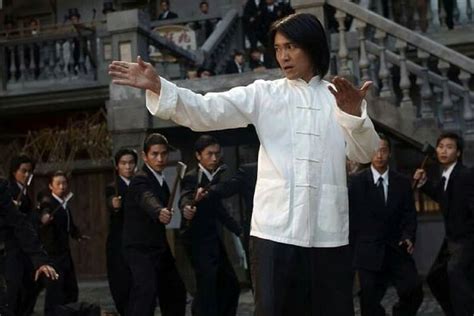 Sinopsis Film Kung Fu Hustle, Perjalanan Si Cupu Stephen Chow Jadi Master Silat : Okezone Celebrity