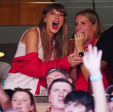 Taylor Swift Is at the Kansas City Chiefs Game, and She's Sitting with ...