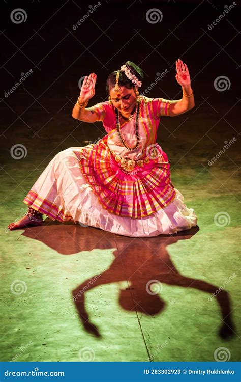 Mohiniyattam Mohiniattam Classical Indian Dance Performance in Chennai ...