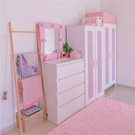 Deco Bilik Warna Pink / 1 - Shanny Lindgren