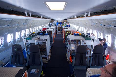 File:Boeing 787-8 Test Interior.jpg - Wikimedia Commons