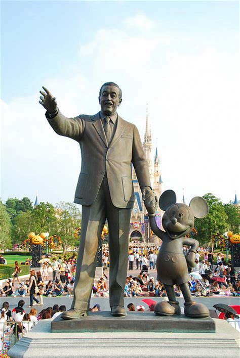 Statue Of Walt Disney And Mickey Mouse - Disney Photo (36434857) - Fanpop