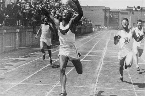 Jesse Owens at the 1936 Berlin Olympics | Jesse owens, Jessie owens, Track and field