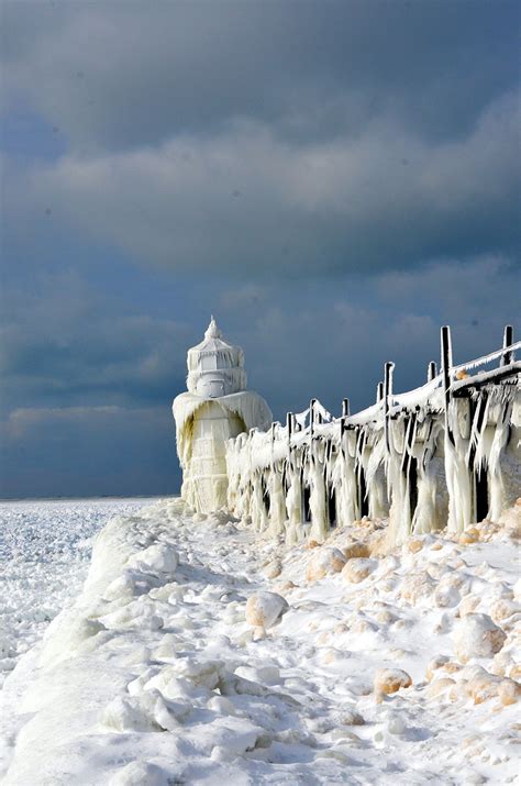 Frozen Lake Michigan Shatters And Creates Millions Of Surreal Shapes ...