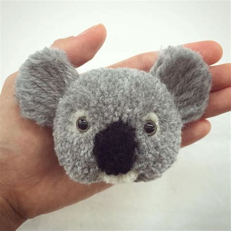 . ぽんぽんの質感がよくお似合いで。 🐨 #trikotri #pompon #trikotripompon #コアラ #koala | 工作 ...