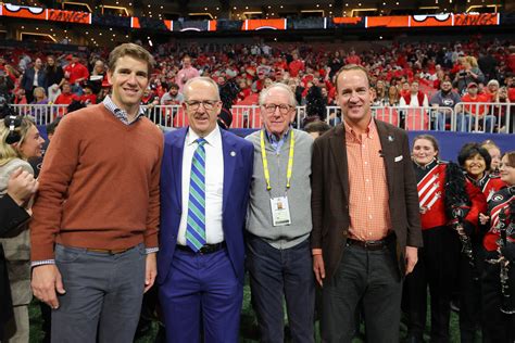 Football World Reacts To The Manning Family Announcement - The Spun