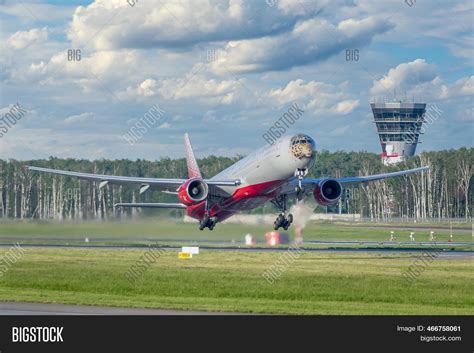 Takeoff Boeing 777-300 Image & Photo (Free Trial) | Bigstock